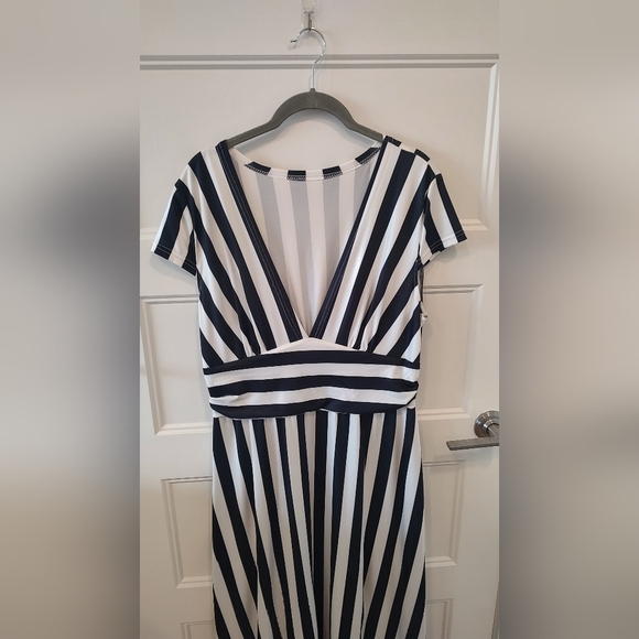 SHEIN Statement Maxi Dress with Bold Stripes - Picture 3 of 6